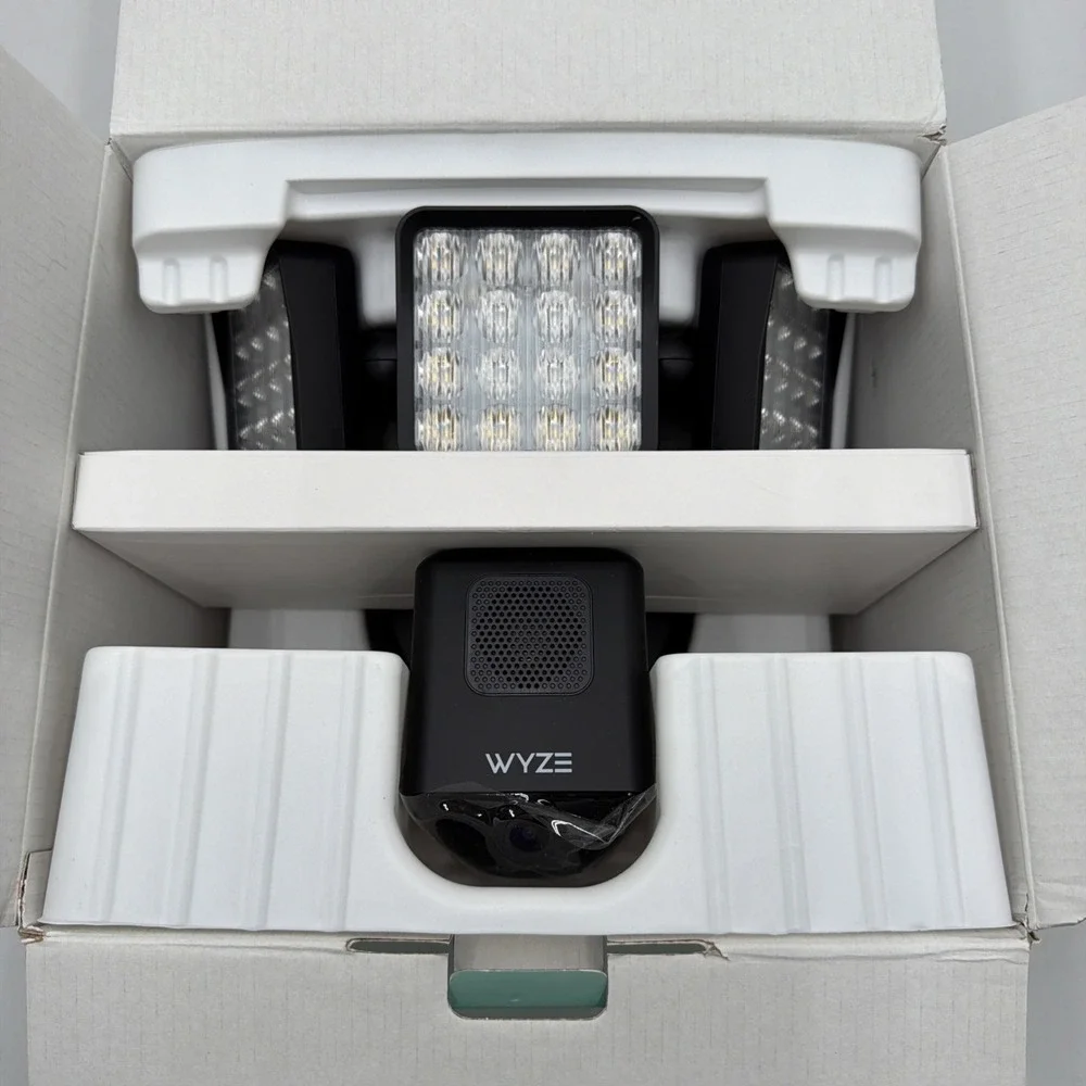 Wyze Cam Floodlight Pro BLACK 3000 Lumen LEDs 180° Wide View 2K HD Outdoor Wired